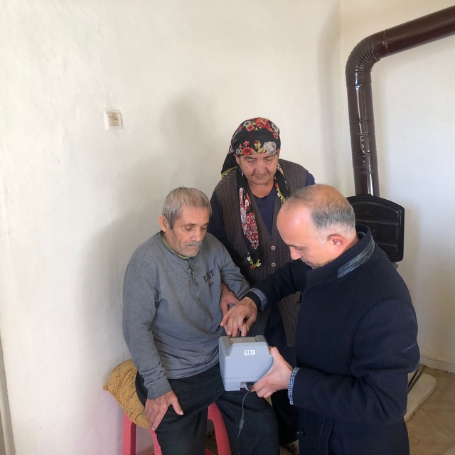 Mecitözü'nde hasta ve engelliler kimlik kartlarını evlerinde alıyor