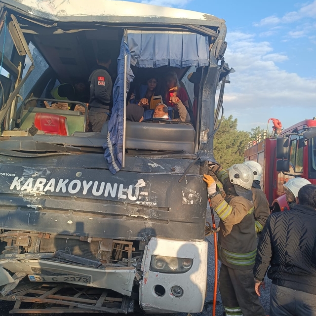 Hatay'da iki işçi servisinin çarpışması sonucu 6 kişi yaralandı