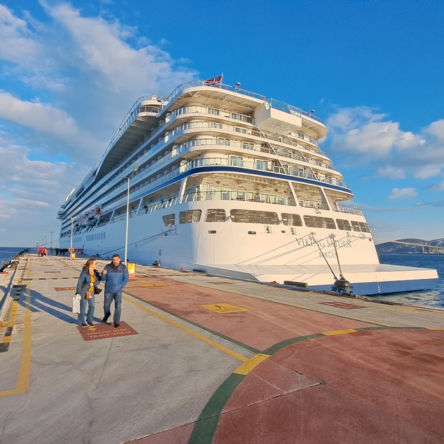 Kuşadası'na yılın ilk kruvaziyeri geldi