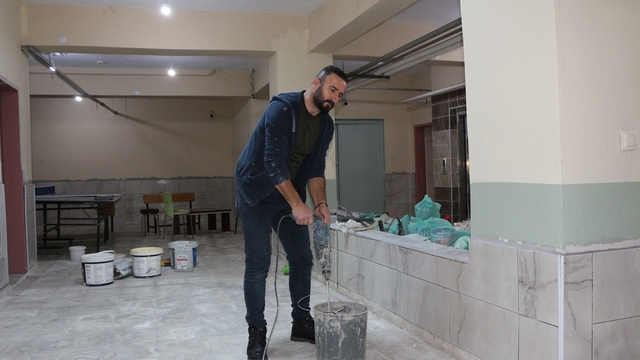 Müdür olarak atandığı okulun, mesai dışında çatı, boya ve fayans işlerini yapıyor