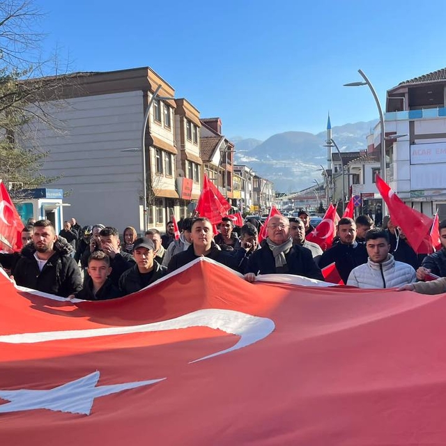 Düzce'de teröre tepki yürüyüşü düzenlendi, şehitler için dua edildi