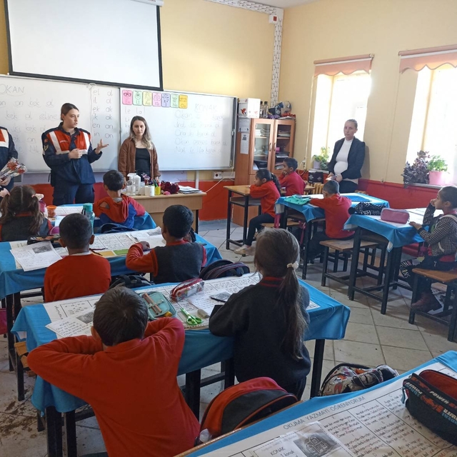 Edirne'de jandarmanın bilgilendirme faaliyetleri sürüyor