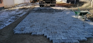 Ulaş'ta kilit parke taşı döşeme çalışmaları devam ediyor