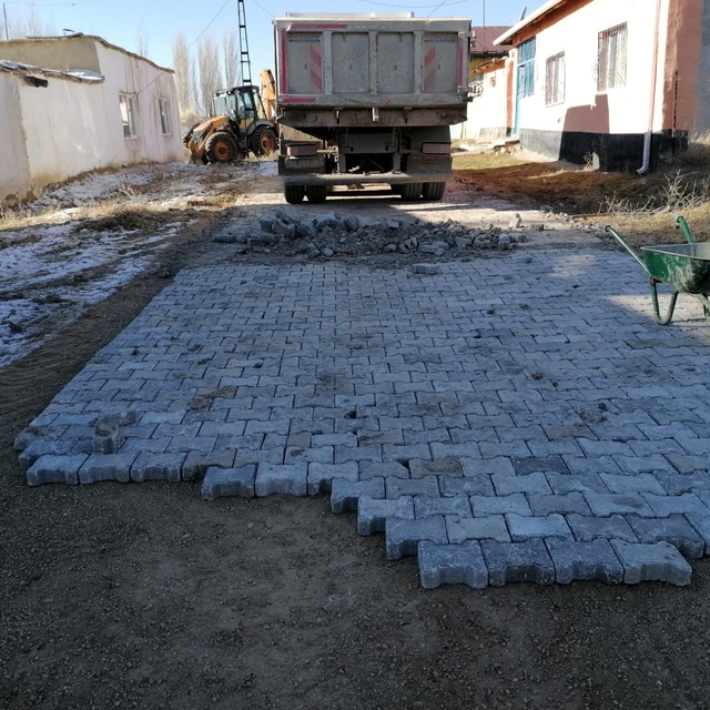 Ulaş'ta kilit parke taşı döşeme çalışmaları devam ediyor