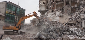 Malatya Doğanşehir'de ağır hasarlı binaların yıkımı sürüyor