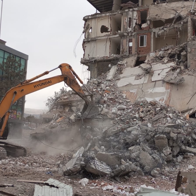 Malatya Doğanşehir'de ağır hasarlı binaların yıkımı sürüyor