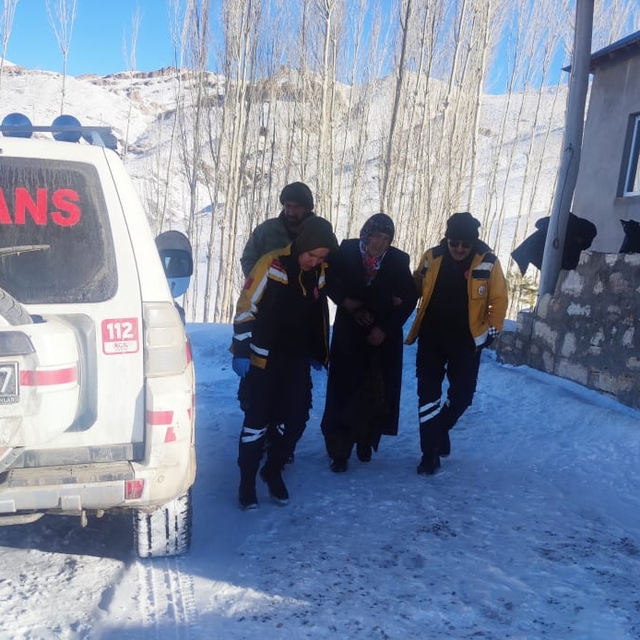 Ekipler, yolu kardan kapanan mahalledeki hasta için seferber oldu