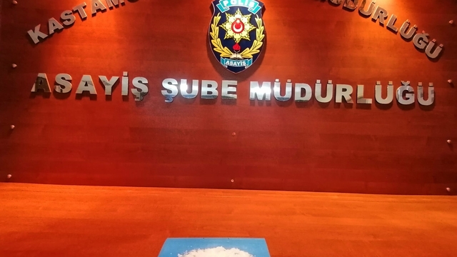 Kastamonu'da polisin "dur" ihtarına uymayan araçta uyuşturucu ele geçirildi