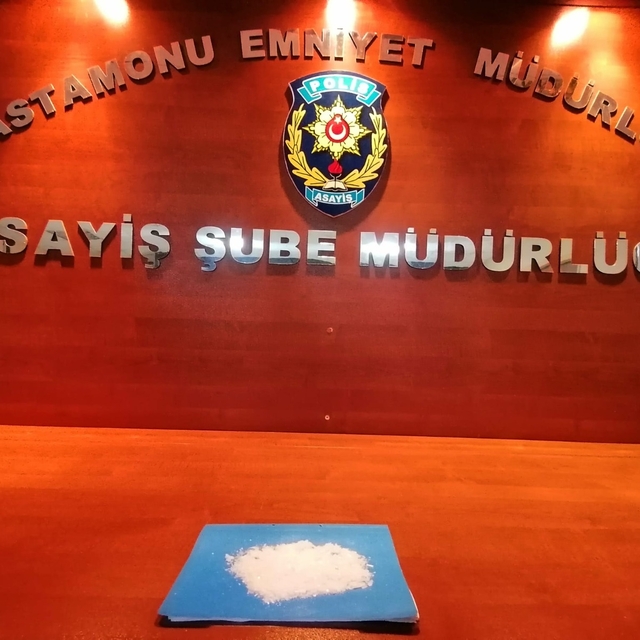 Kastamonu'da polisin "dur" ihtarına uymayan araçta uyuşturucu ele geçirildi