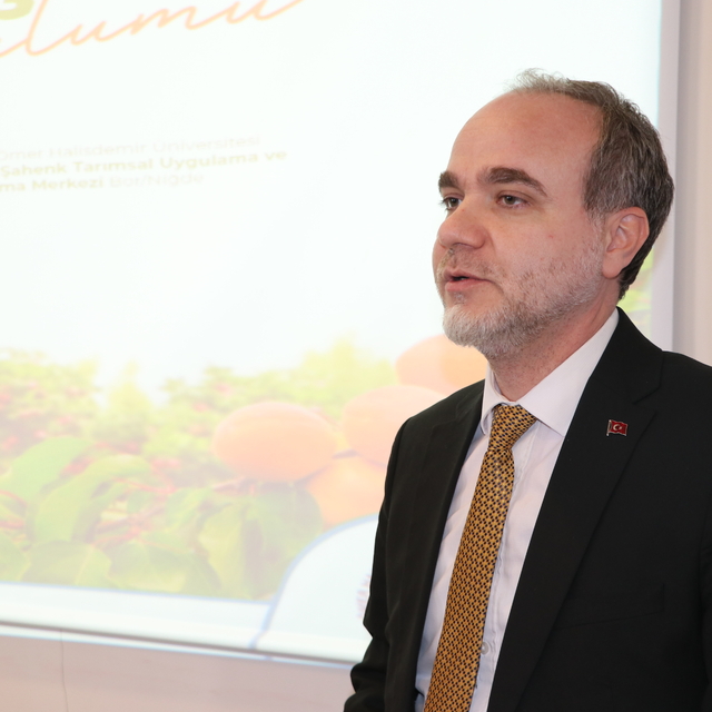 Niğde Ömer Halisdemir Üniversitesinde 300 meyve fidanı dikildi