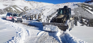 Van'da yolu kardan kapanan mahallede rahatsızlanan kadını ekipler hastaneye ulaştırdı