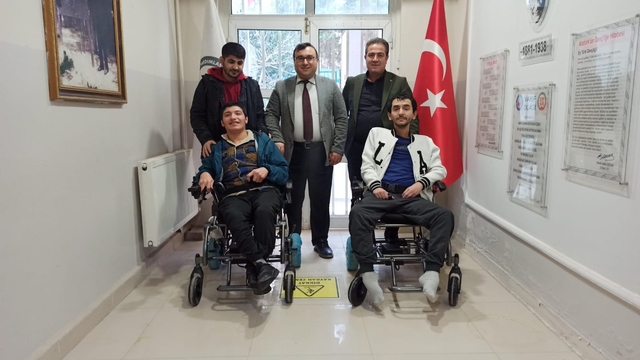 Şanlıurfa'da engelli 2 kişiye akülü tekerlekli sandalye verildi