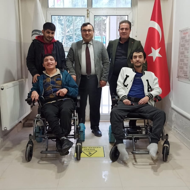 Şanlıurfa'da engelli 2 kişiye akülü tekerlekli sandalye verildi