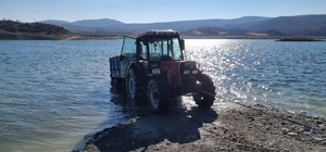 Çorum'da traktörüyle baraj gölünde mahsur kalan sürücü ve kedisi kurtarıldı