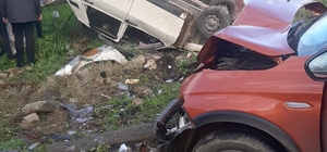 Karacasu'da iki otomobilin çarpışması sonucu biri ağır 3 kişi yaralandı