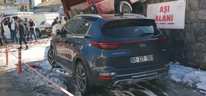 Trabzon'da buzlanan yolda kayan minibüs park halindeki otomobilin üzerine d...