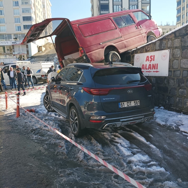 Trabzon'da buzlanan yolda kayan minibüs park halindeki otomobilin üzerine d...