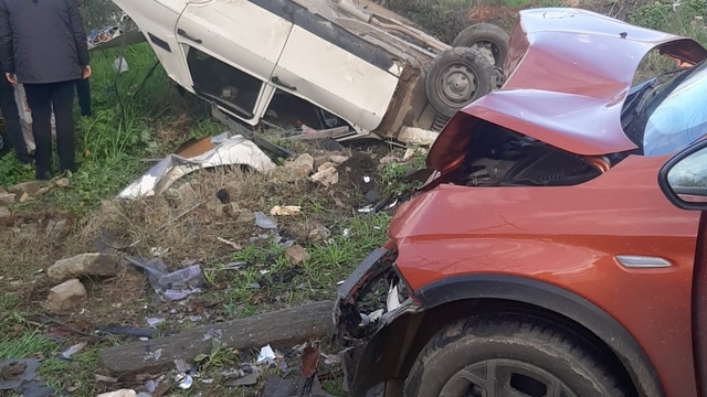 Karacasu'da iki otomobilin çarpışması sonucu biri ağır 3 kişi yaralandı