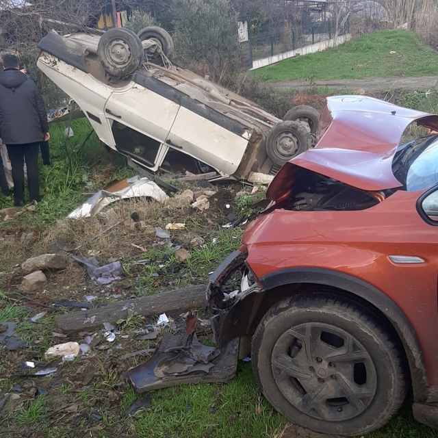 Karacasu'da iki otomobilin çarpışması sonucu biri ağır 3 kişi yaralandı