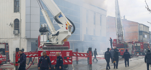 Ankara'da boya imalathanesinde çıkan yangın 2 iş yerinde hasara neden oldu