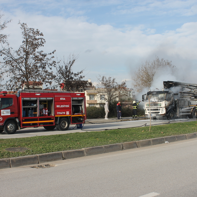 Çanakkale'de seyir halindeki beton mikseri alev aldı