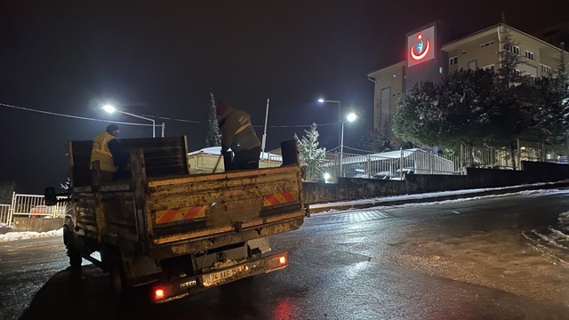 Bartın'da buzlanmaya karşı tuzlama çalışması yapılıyor