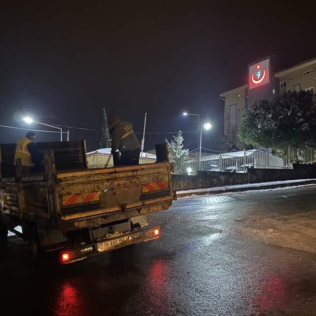 Bartın'da buzlanmaya karşı tuzlama çalışması yapılıyor