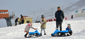 Bitlis'te kar, kayak merkezindeki yoğunluğu arttırdı