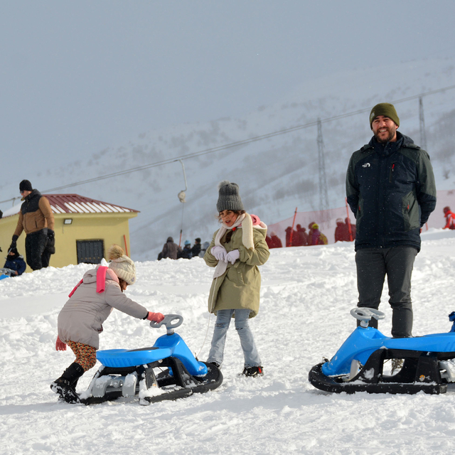 Bitlis'te kar, kayak merkezindeki yoğunluğu arttırdı