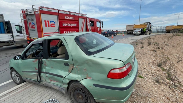 Hafriyat kamyonuyla çarpışan otomobilin sürücüsü yaralandı