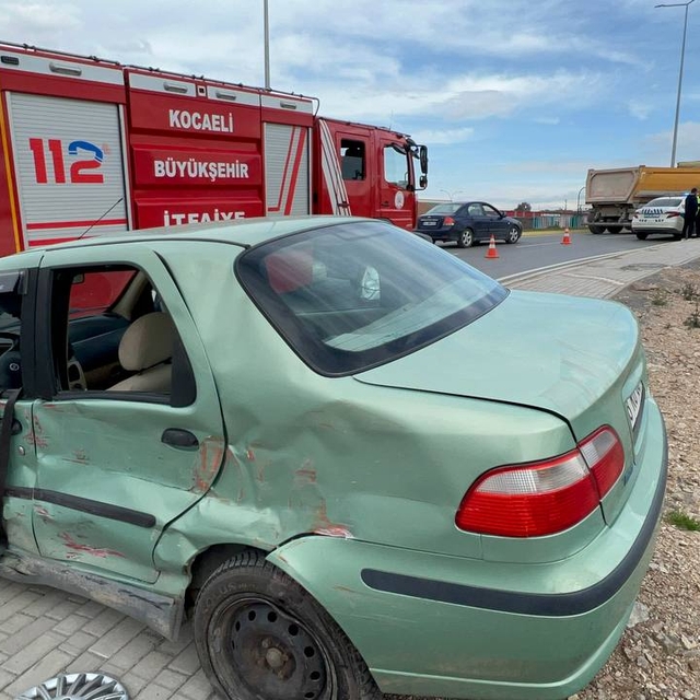 Hafriyat kamyonuyla çarpışan otomobilin sürücüsü yaralandı
