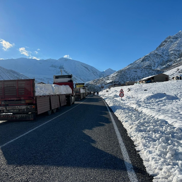 Hakkari- Şırnak kara yolu kar ve çığ riski nedeniyle kapatıldı
