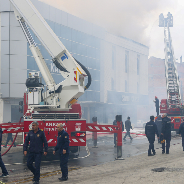 Ankara'da boya imalathanesinde çıkan yangın 2 iş yerinde hasara neden oldu