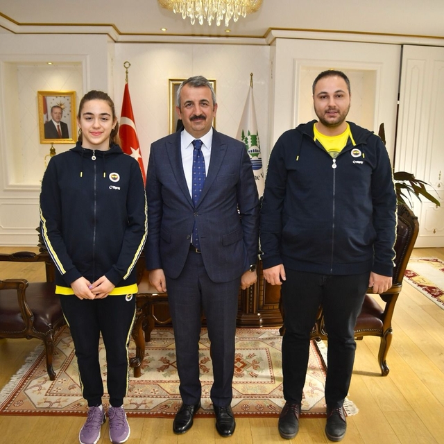 Türkiye şampiyonu yüzücü Edirne Valisi Sezer'i ziyaret etti