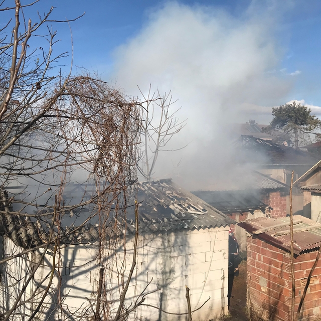 Sakarya'da çıkan yangında atölye ve ev hasar gördü