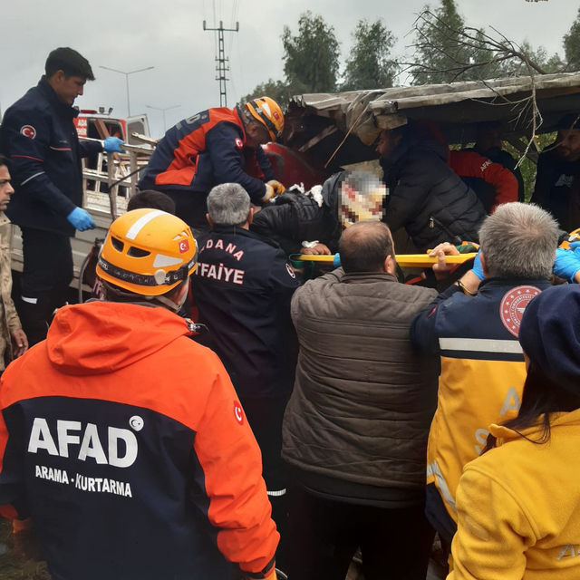 Adana'da kamyonun çarptığı kamyonetteki 2 kişi yaralandı