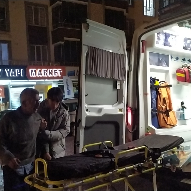 Adıyaman'da bir evde çıkan yangında 2 kişi dumandan etkilendi