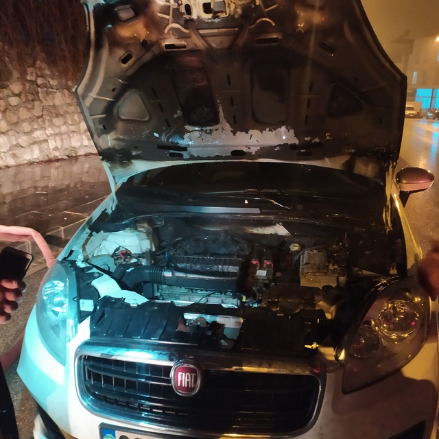 Adıyaman'da alev alan otomobilde hasar oluştu