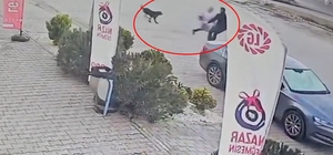 Köpeklerin saldırdığı çocuğu esnaf ve otomobil sürücüsü kurtardı; o anlar kamerada
