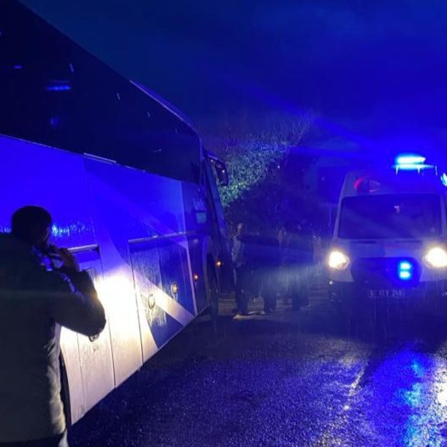 Antalya'da yolcu otobüsü ile çarpışan kamyonetteki 3 kişi yaralandı