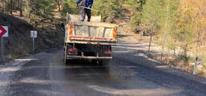 Muğla'da kar yağışı ve buzlanma nedeniyle ekipler çalışma yaptı