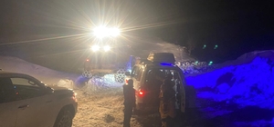 Muş'ta yolu kardan kapanan mezrada rahatsızlanan kadın hastaneye kaldırıldı