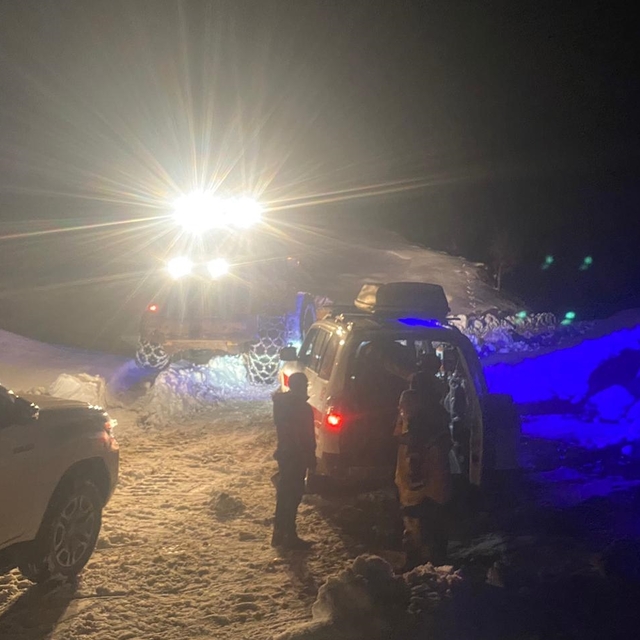 Muş'ta yolu kardan kapanan mezrada rahatsızlanan kadın hastaneye kaldırıldı