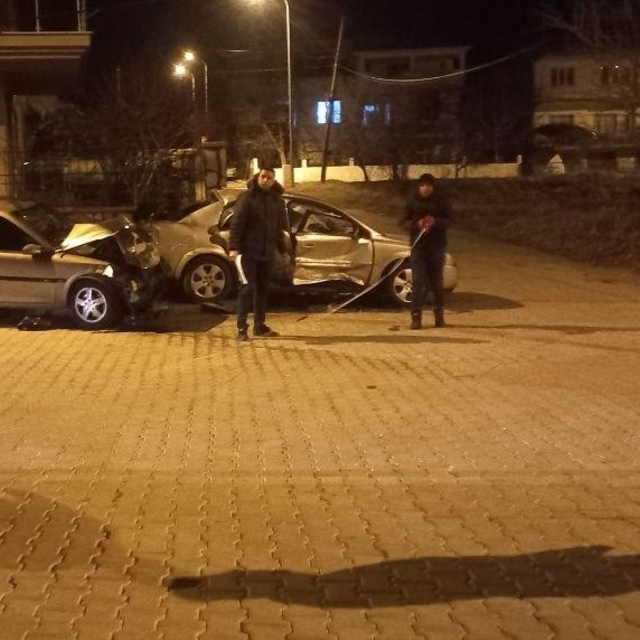 Uşak'ta iki otomobilin çarpıştığı kazada 8 kişi yaralandı