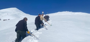 Küreklerle karlı bölgeyi aşıp, mahalleye su getirdiler