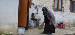 Ömrünü engelli çocuklarına adadı