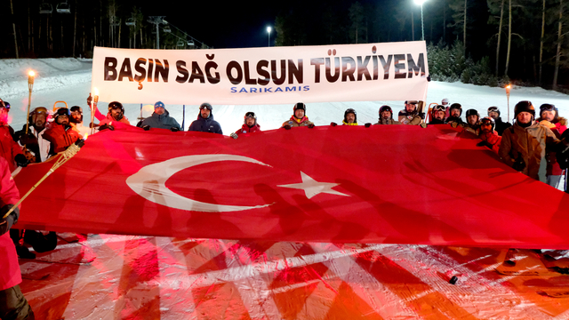 Sarıkamış'ta şehitler için "meşaleli saygı kayağı"