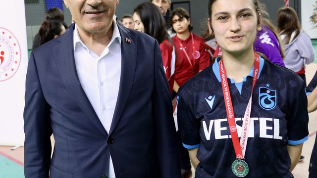 Futbolcu Selin, beynindeki damar yumağından kurtulup sahalara döndü