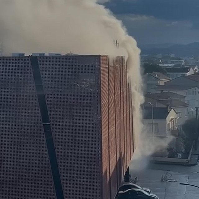 Çanakkale'de AVM'de yangın