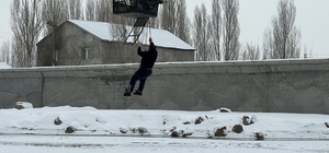 Ağrı'da donan nehirden geçerken kırılan buz tabakasında sıkışan köpek kurtarıldı